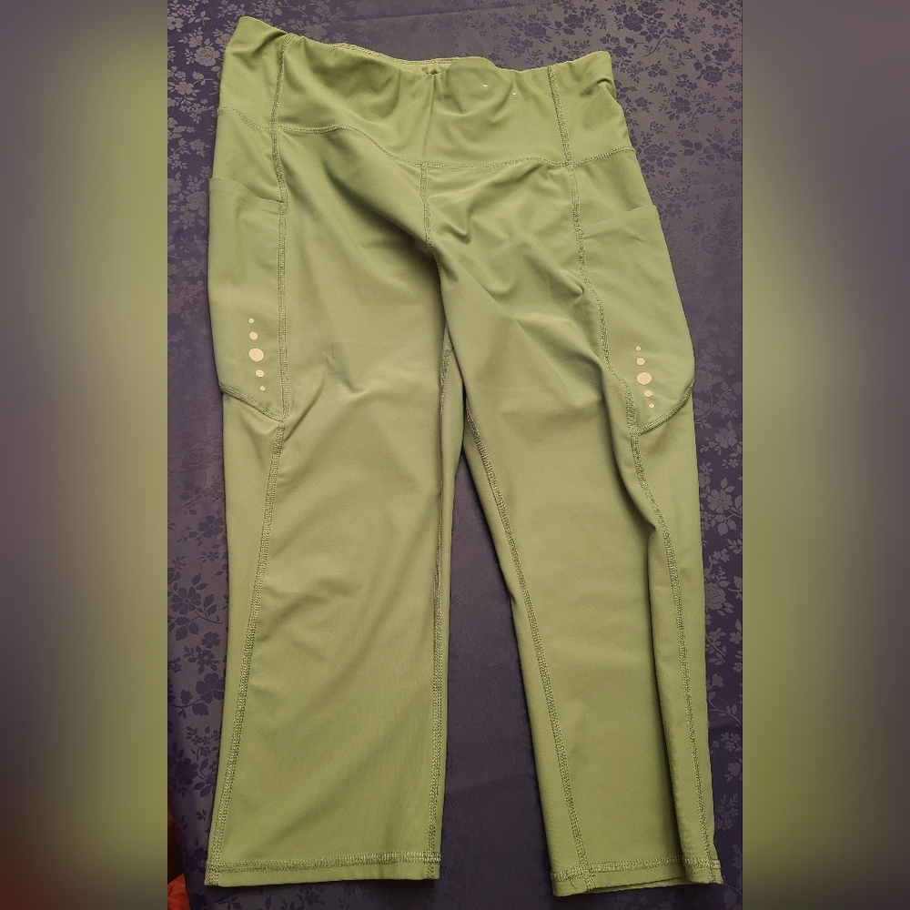 Xersion capri workout side pockets green
